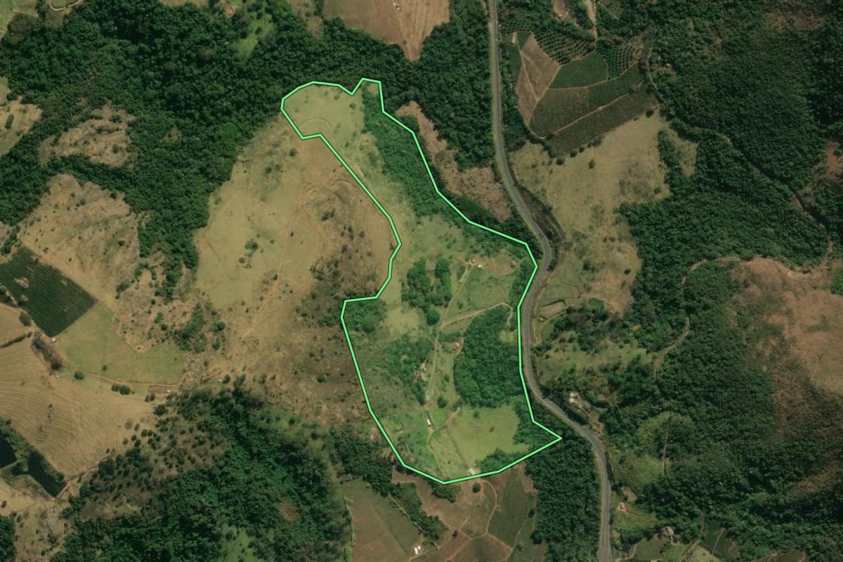 Imagem de satélite do imóvel rural em Águas da Prata (SP), com o contorno declarado no CAR desenhado por cima.