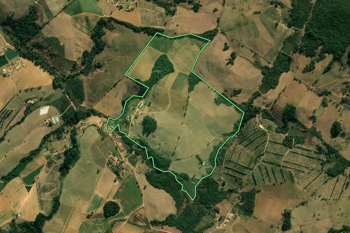 Imagem de satélite do imóvel rural em Águas da Prata (SP), com o contorno declarado no CAR desenhado por cima.