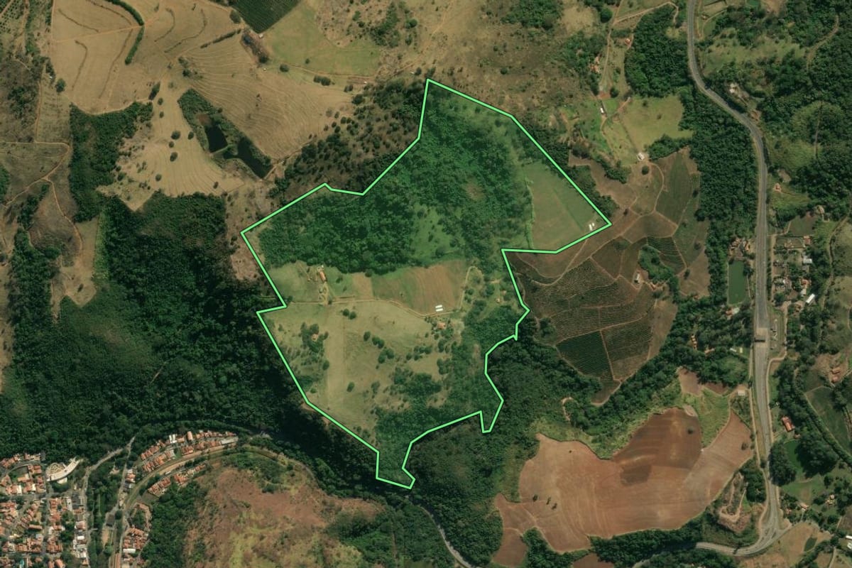 Imagem de satélite do imóvel rural em Águas da Prata (SP), com o contorno declarado no CAR desenhado por cima.