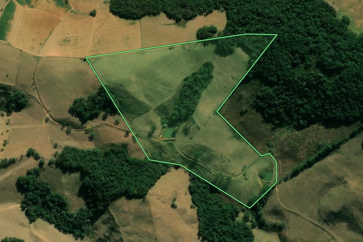 Imagem de satélite do imóvel rural em Águas da Prata (SP), com o contorno declarado no CAR desenhado por cima.