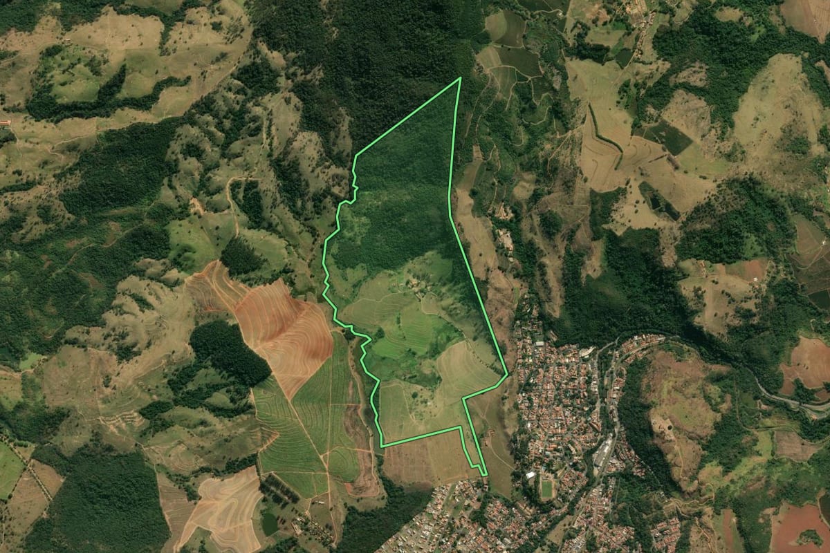 Imagem de satélite do imóvel rural em Águas da Prata (SP), com o contorno declarado no CAR desenhado por cima.