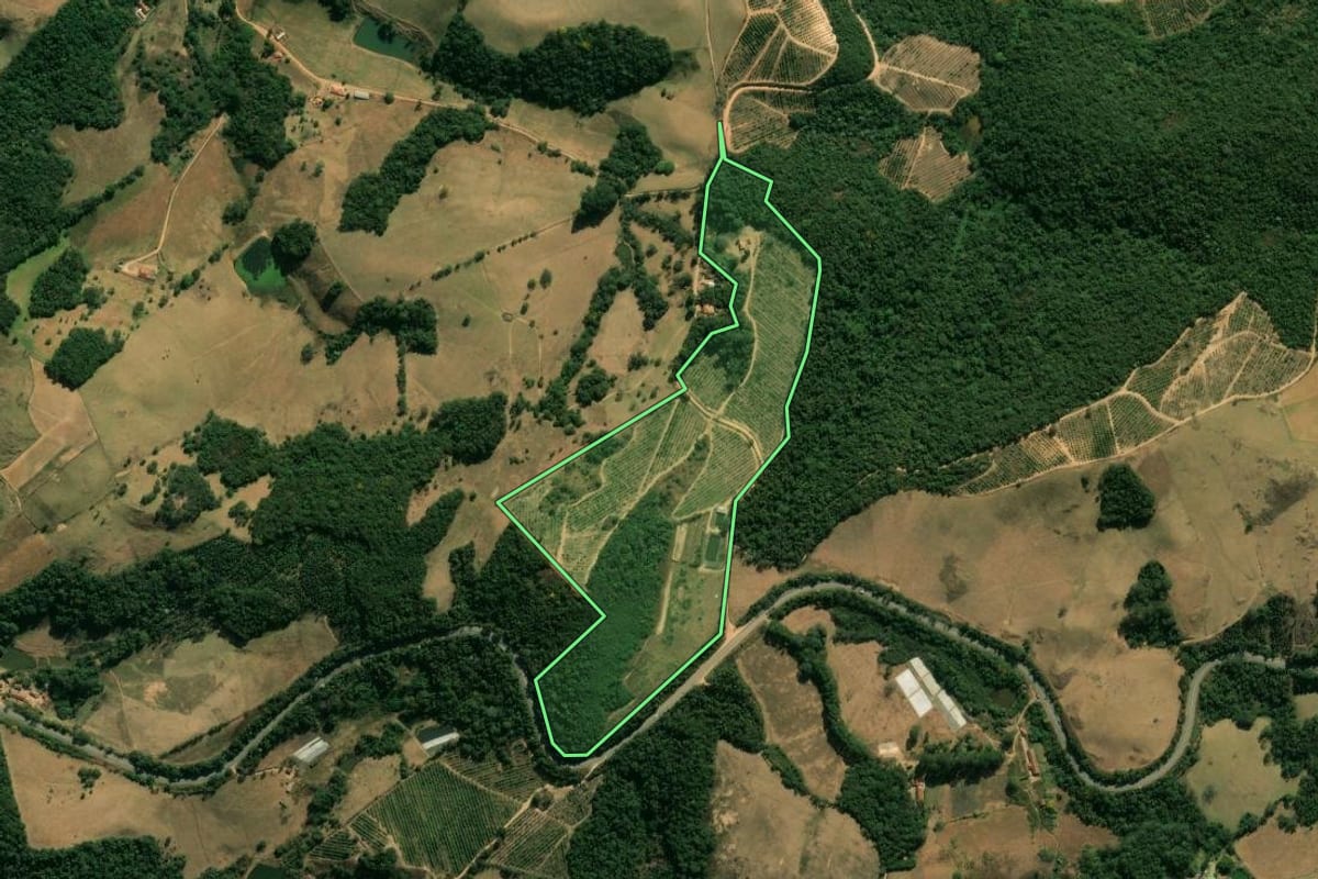 Imagem de satélite do imóvel rural em Águas da Prata (SP), com o contorno declarado no CAR desenhado por cima.