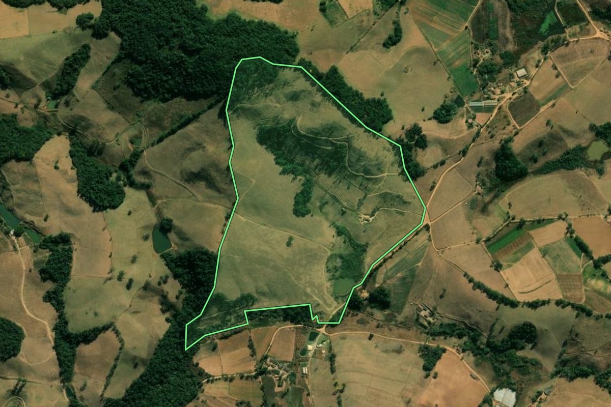 Imagem de satélite do imóvel rural em Águas da Prata (SP), com o contorno declarado no CAR desenhado por cima.