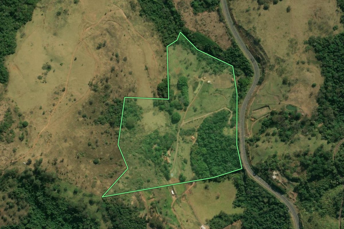 Imagem de satélite do imóvel rural em Águas da Prata (SP), com o contorno declarado no CAR desenhado por cima.