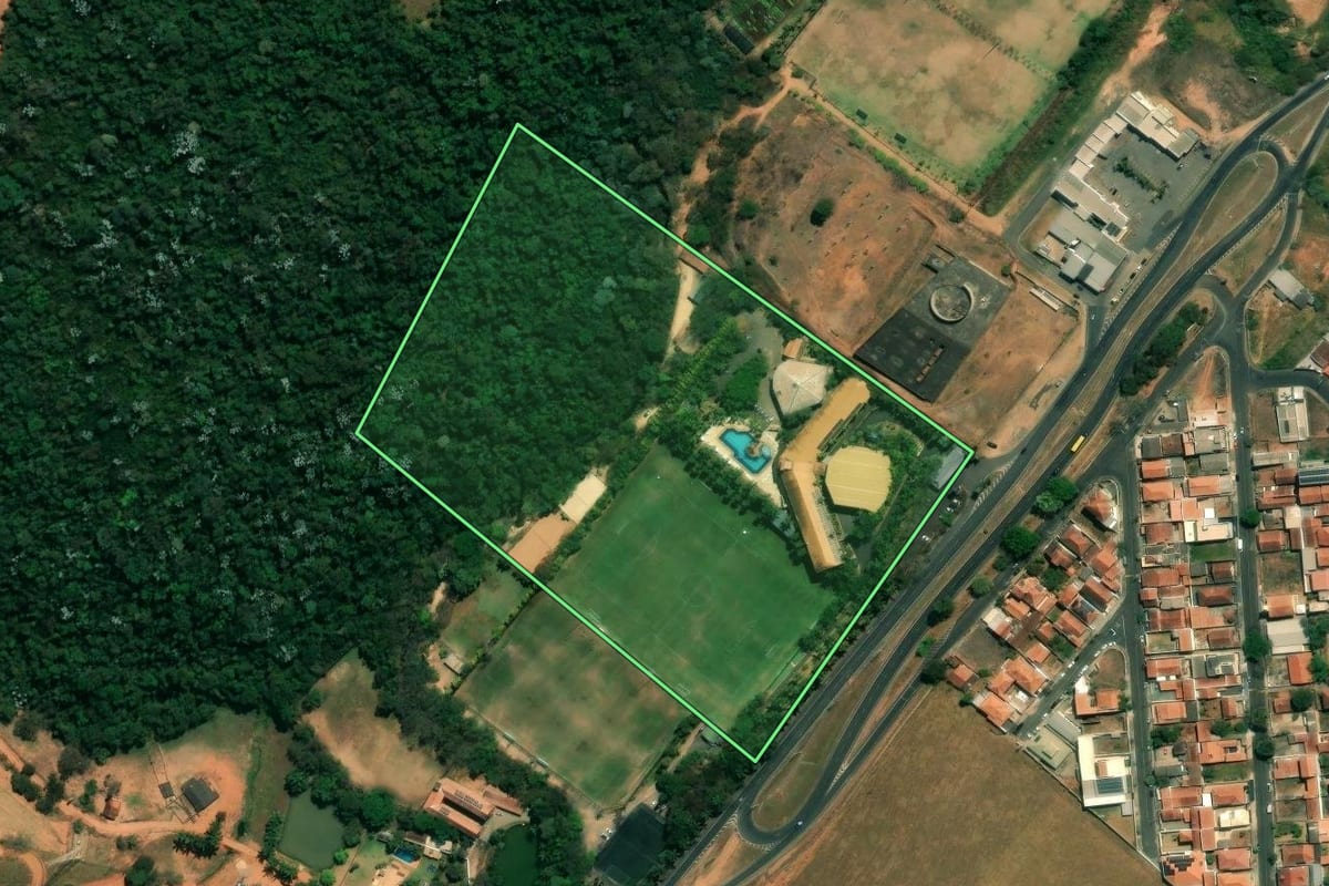 Imagem de satélite do imóvel rural em Águas de Lindóia (SP), com o contorno declarado no CAR desenhado por cima.