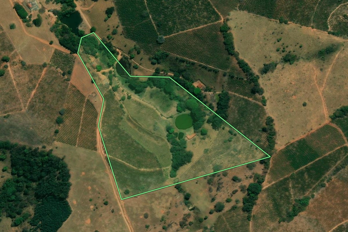 Imagem de satélite do imóvel rural em Águas de Lindóia (SP), com o contorno declarado no CAR desenhado por cima.