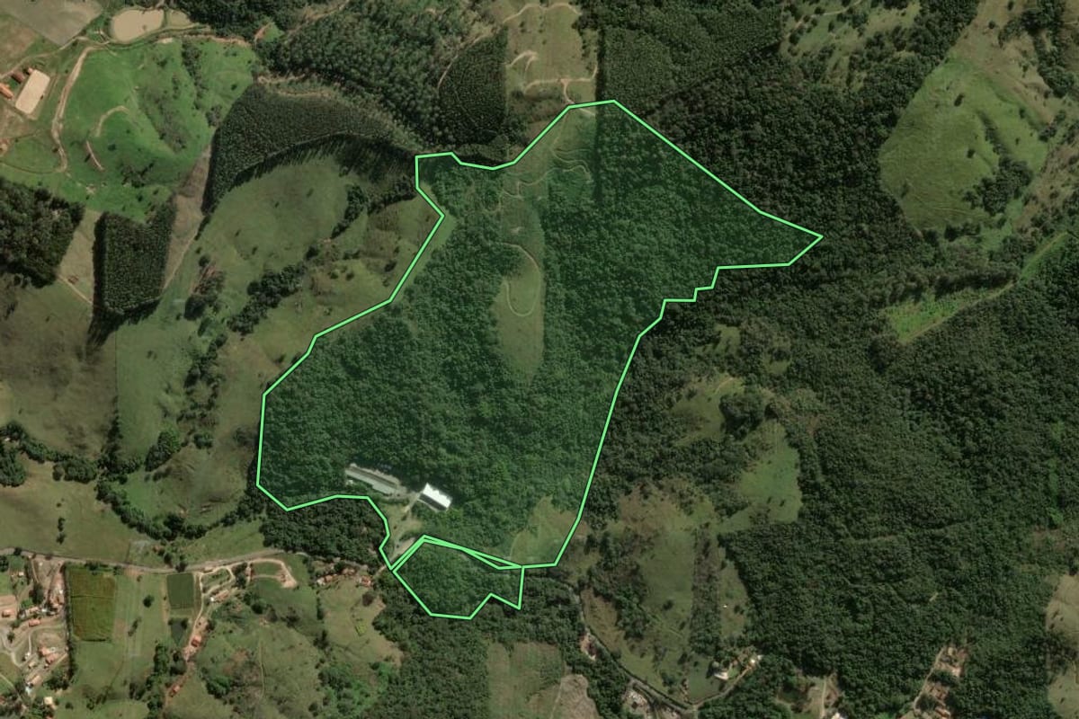 Imagem de satélite do imóvel rural em Águas de Lindóia (SP), com o contorno declarado no CAR desenhado por cima.