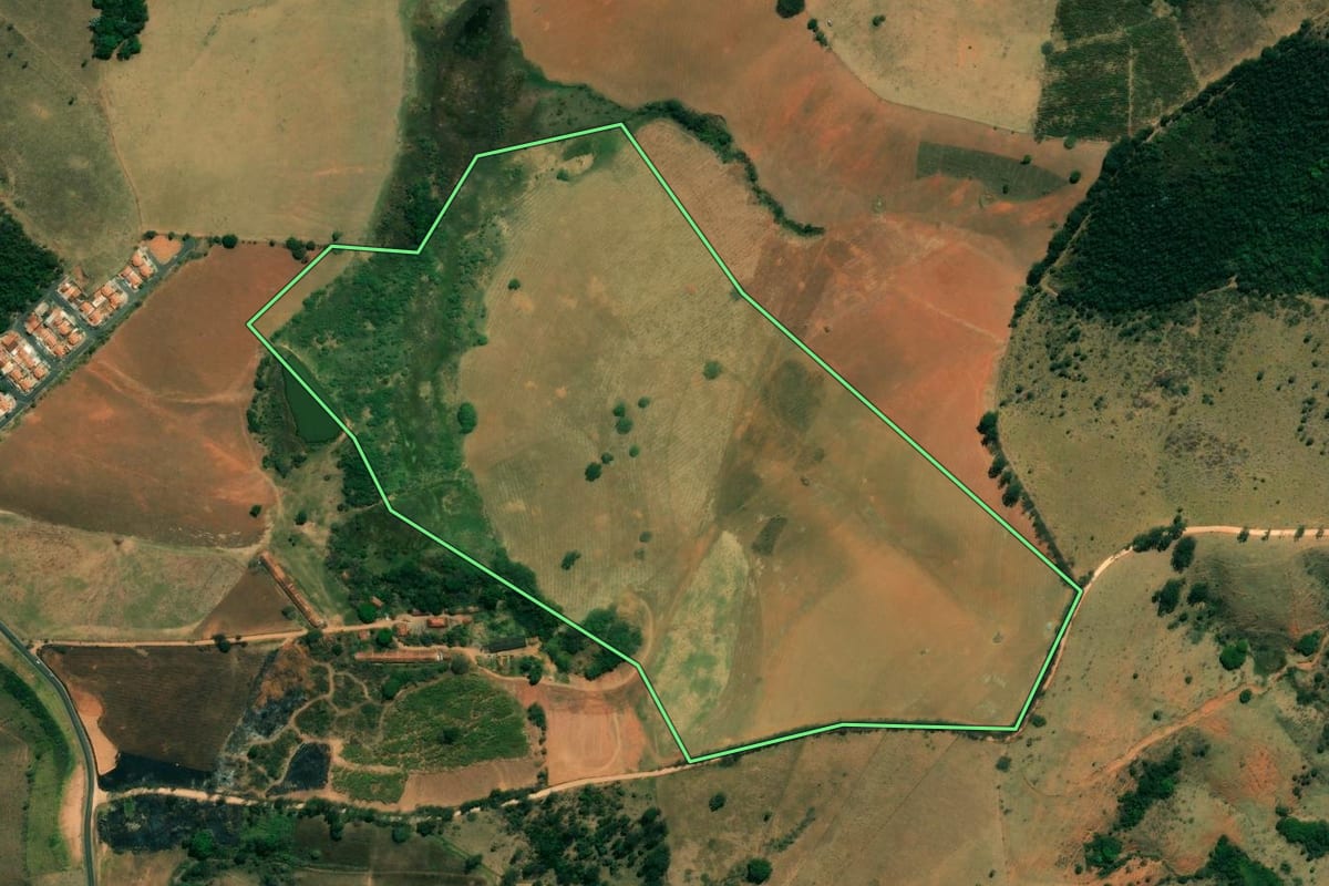 Imagem de satélite do imóvel rural em Águas de Lindóia (SP), com o contorno declarado no CAR desenhado por cima.