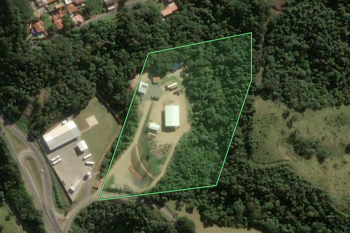 Imagem de satélite do imóvel rural em Águas de Lindóia (SP), com o contorno declarado no CAR desenhado por cima.