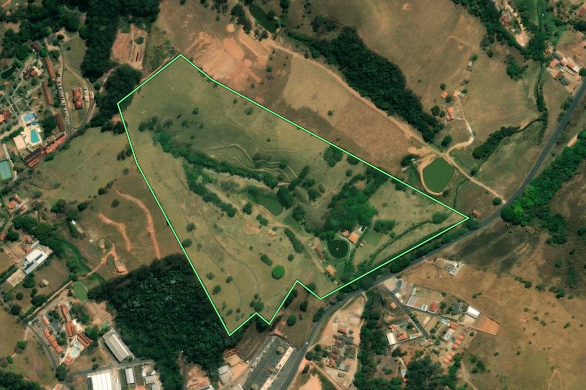 Imagem de satélite do imóvel rural em Águas de Lindóia (SP), com o contorno declarado no CAR desenhado por cima.