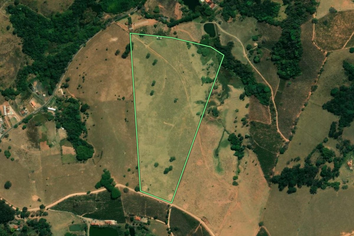 Imagem de satélite do imóvel rural em Águas de Lindóia (SP), com o contorno declarado no CAR desenhado por cima.