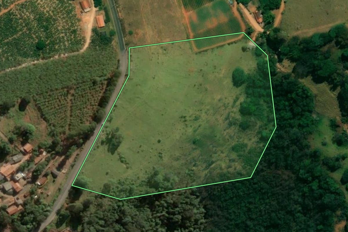 Imagem de satélite do imóvel rural em Águas de Lindóia (SP), com o contorno declarado no CAR desenhado por cima.
