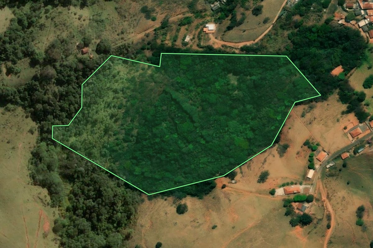 Imagem de satélite do imóvel rural em Águas de Lindóia (SP), com o contorno declarado no CAR desenhado por cima.