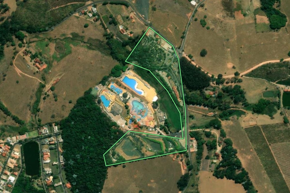 Imagem de satélite do imóvel rural em Águas de Lindóia (SP), com o contorno declarado no CAR desenhado por cima.