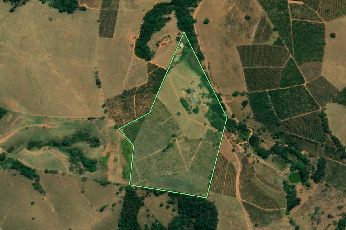 Imagem de satélite do imóvel rural em Águas de Lindóia (SP), com o contorno declarado no CAR desenhado por cima.