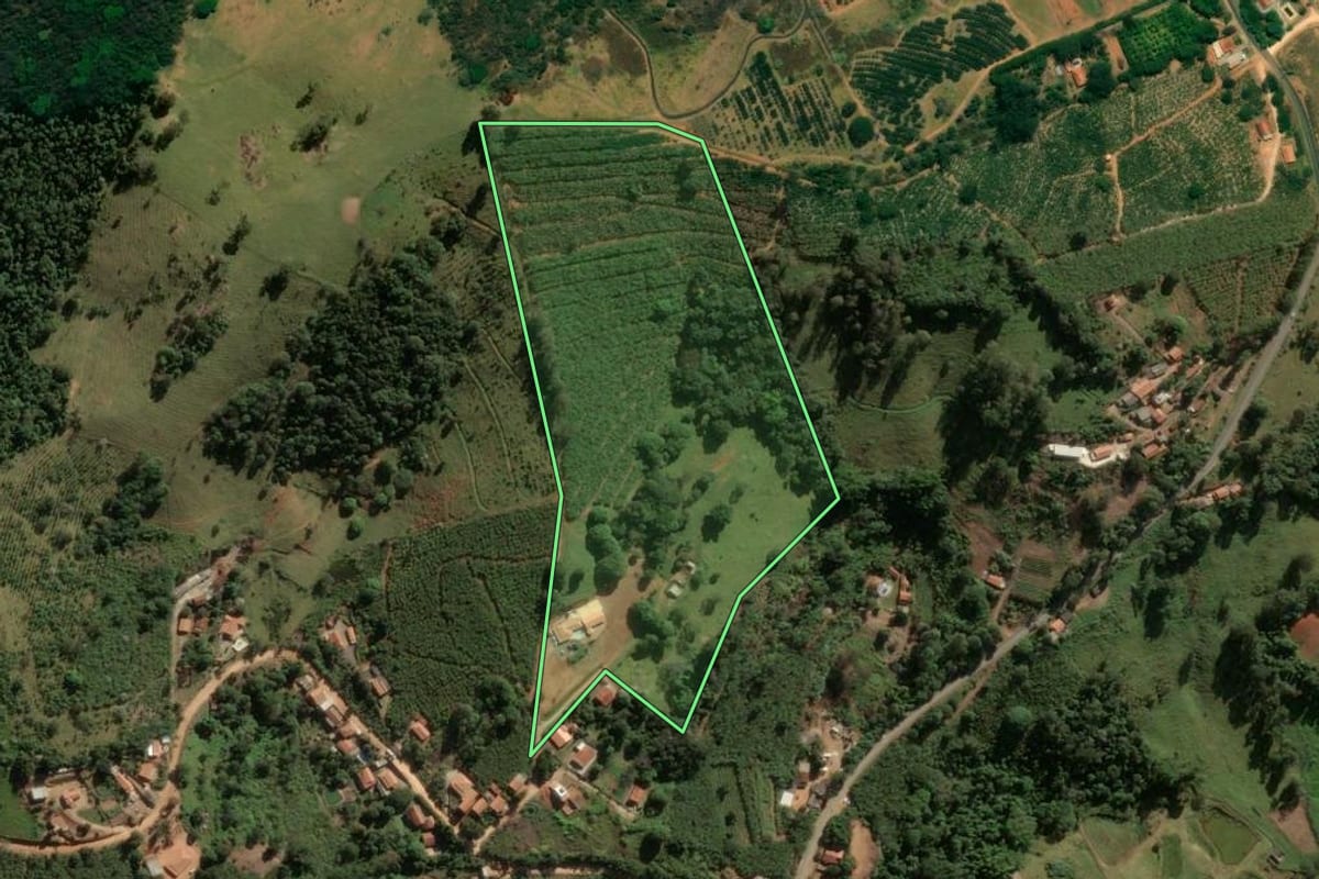 Imagem de satélite do imóvel rural em Águas de Lindóia (SP), com o contorno declarado no CAR desenhado por cima.