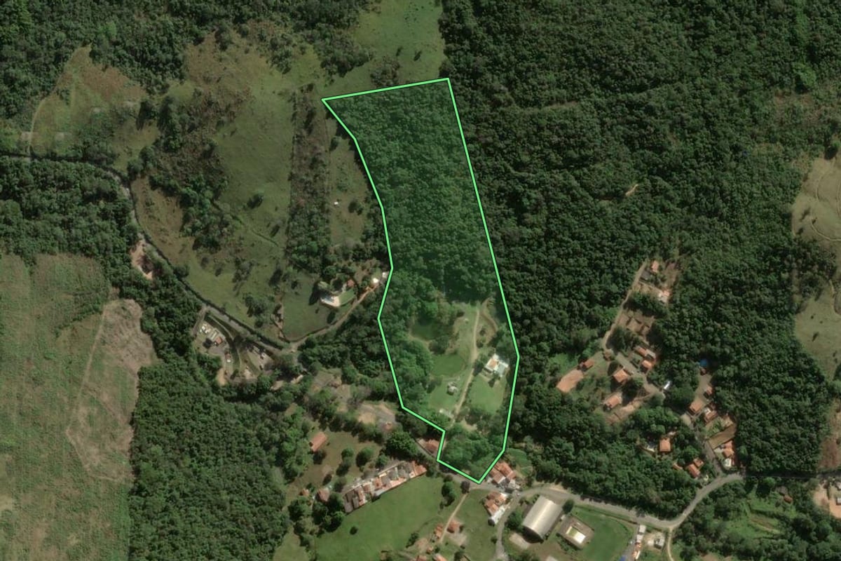 Imagem de satélite do imóvel rural em Águas de Lindóia (SP), com o contorno declarado no CAR desenhado por cima.