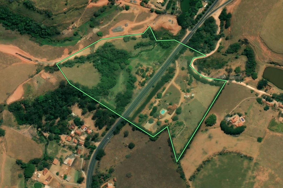 Imagem de satélite do imóvel rural em Águas de Lindóia (SP), com o contorno declarado no CAR desenhado por cima.