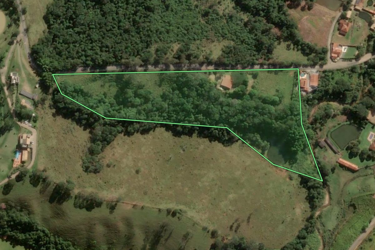 Imagem de satélite do imóvel rural em Águas de Lindóia (SP), com o contorno declarado no CAR desenhado por cima.