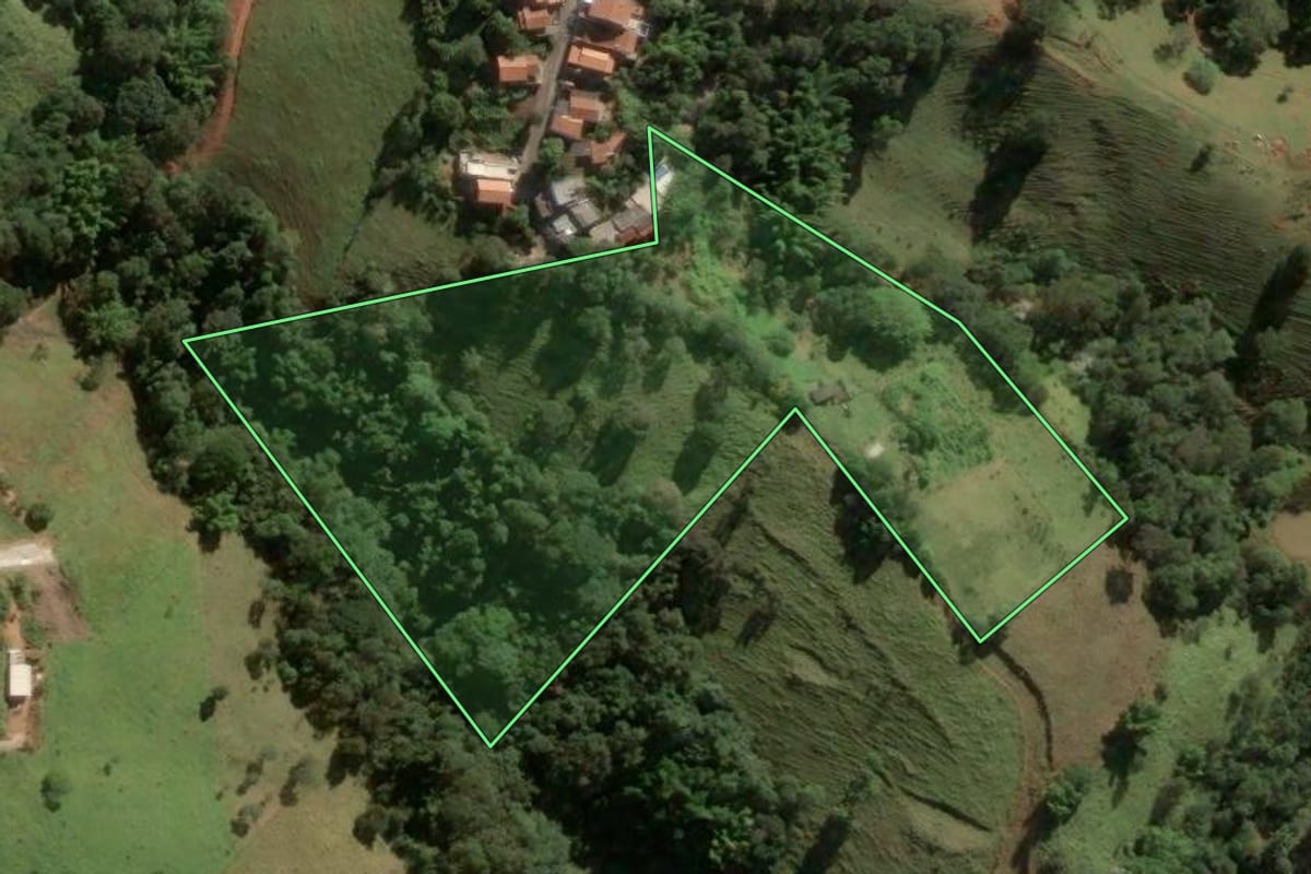 Imagem de satélite do imóvel rural em Águas de Lindóia (SP), com o contorno declarado no CAR desenhado por cima.