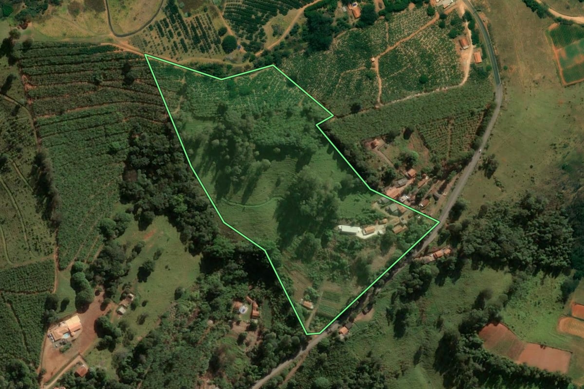 Imagem de satélite do imóvel rural em Águas de Lindóia (SP), com o contorno declarado no CAR desenhado por cima.