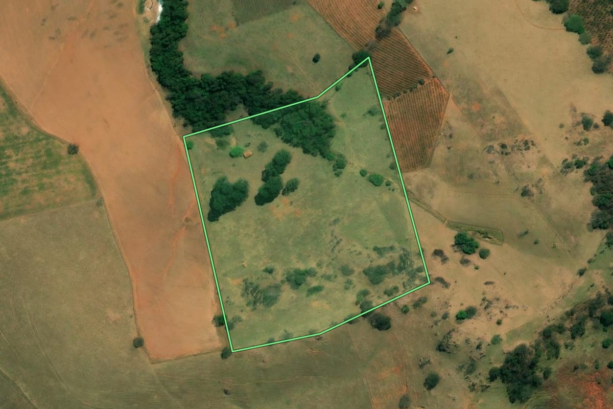 Imagem de satélite do imóvel rural em Águas de Lindóia (SP), com o contorno declarado no CAR desenhado por cima.