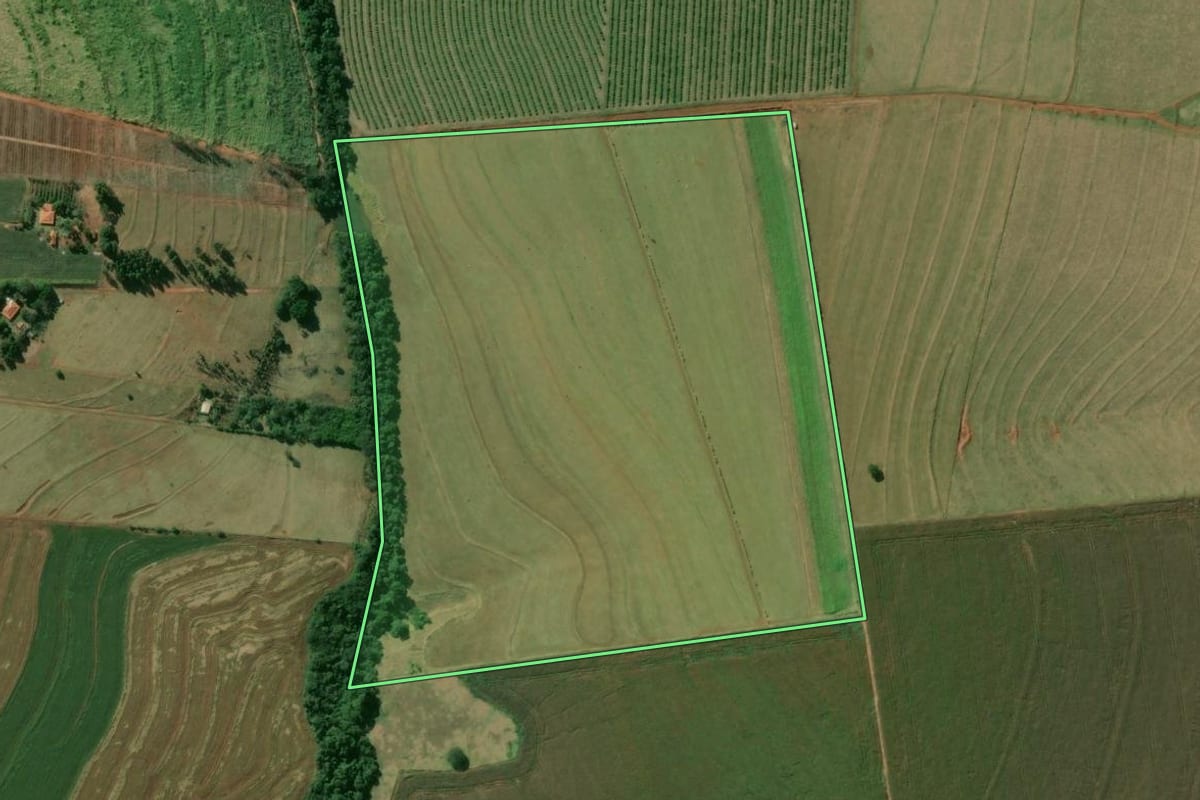 Imagem de satélite do imóvel rural em Águas de Santa Bárbara (SP), com o contorno declarado no CAR desenhado por cima.