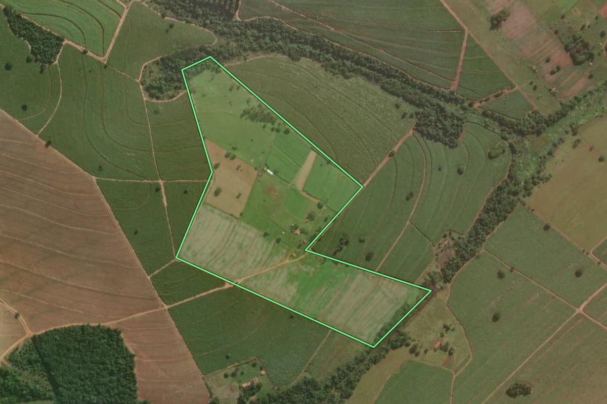 Imagem de satélite do imóvel rural em Águas de Santa Bárbara (SP), com o contorno declarado no CAR desenhado por cima.