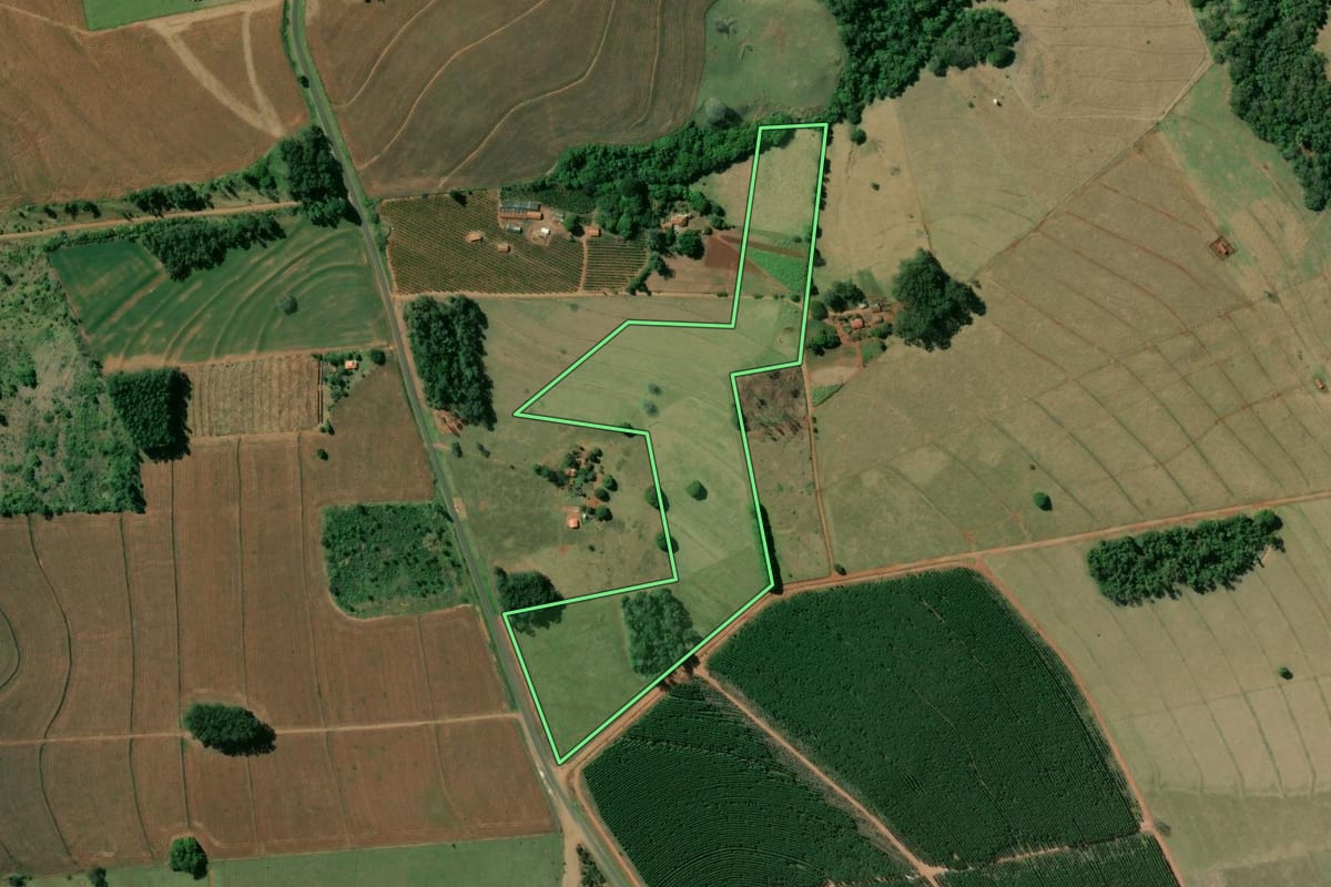 Imagem de satélite do imóvel rural em Águas de Santa Bárbara (SP), com o contorno declarado no CAR desenhado por cima.