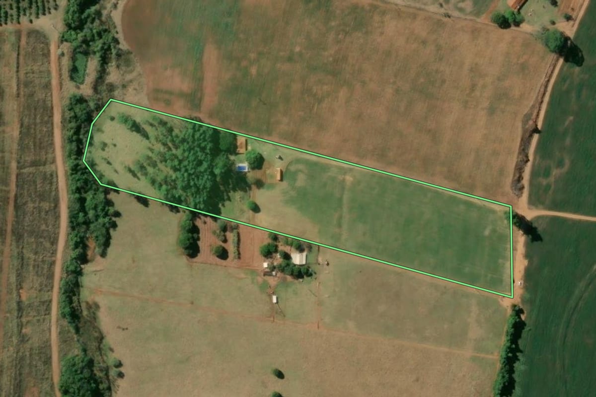Imagem de satélite do imóvel rural em Águas de Santa Bárbara (SP), com o contorno declarado no CAR desenhado por cima.