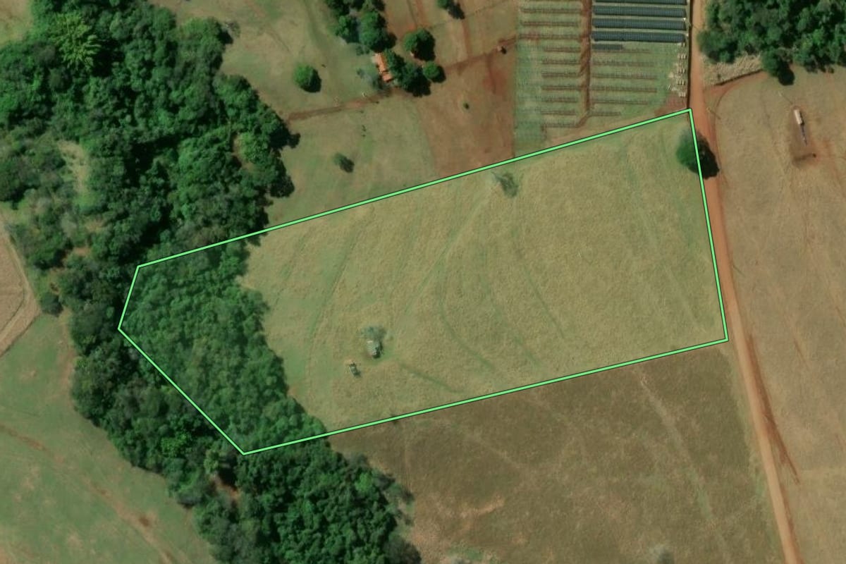 Imagem de satélite do imóvel rural em Águas de Santa Bárbara (SP), com o contorno declarado no CAR desenhado por cima.
