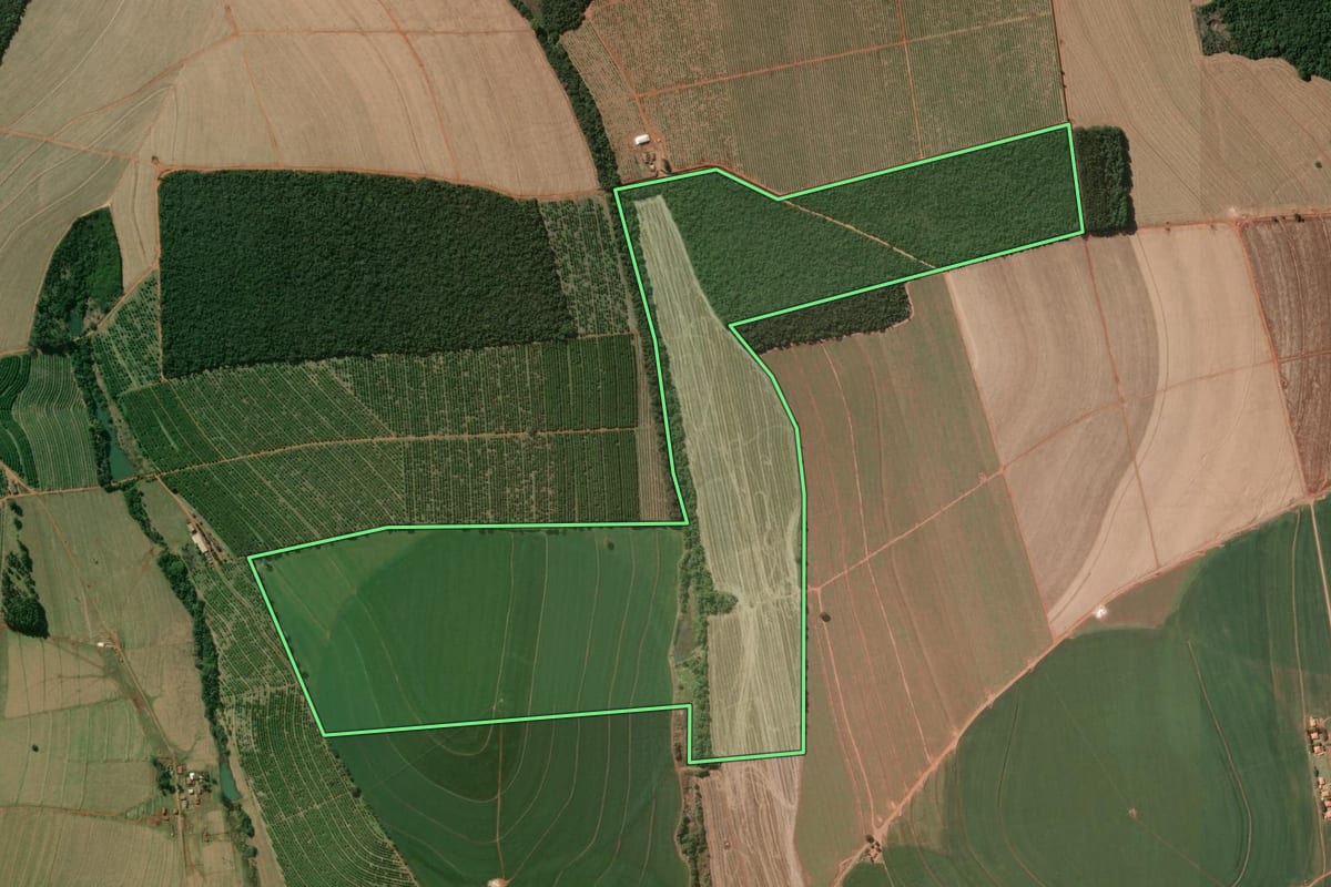 Imagem de satélite do imóvel rural em Águas de Santa Bárbara (SP), com o contorno declarado no CAR desenhado por cima.