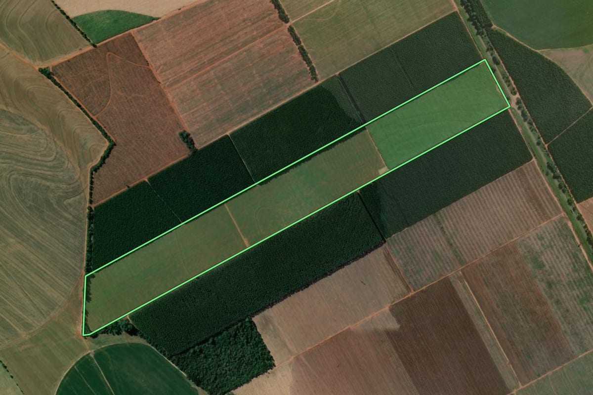 Imagem de satélite do imóvel rural em Águas de Santa Bárbara (SP), com o contorno declarado no CAR desenhado por cima.