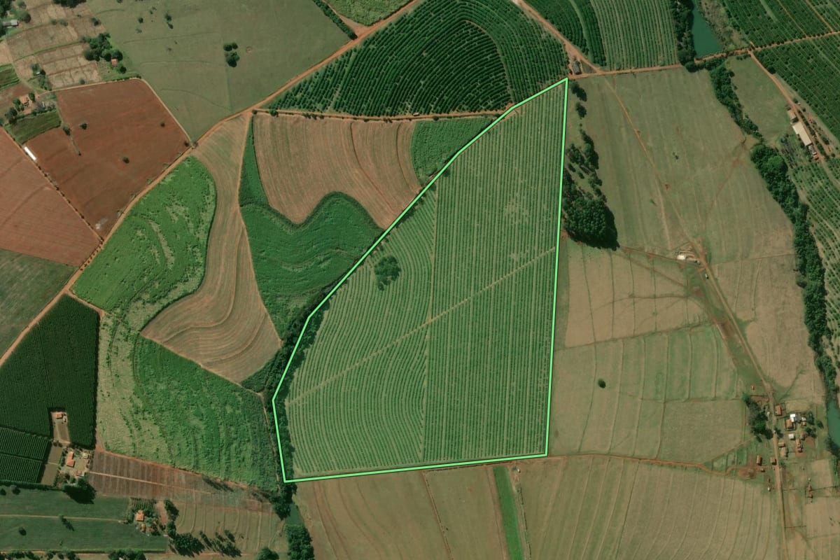 Imagem de satélite do imóvel rural em Águas de Santa Bárbara (SP), com o contorno declarado no CAR desenhado por cima.