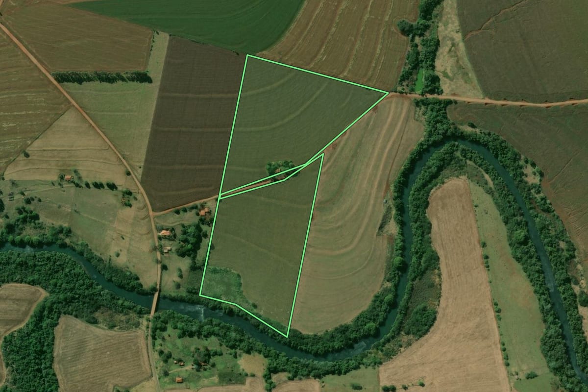 Imagem de satélite do imóvel rural em Águas de Santa Bárbara (SP), com o contorno declarado no CAR desenhado por cima.