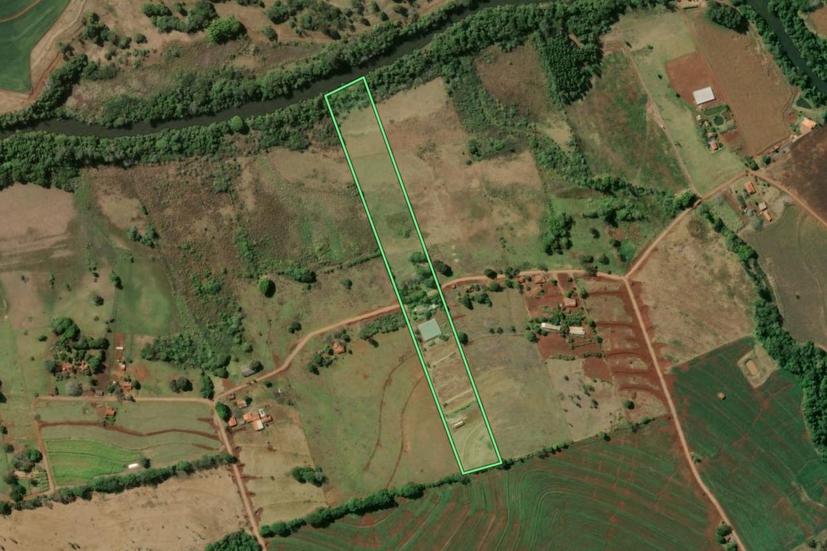 Imagem de satélite do imóvel rural em Águas de Santa Bárbara (SP), com o contorno declarado no CAR desenhado por cima.