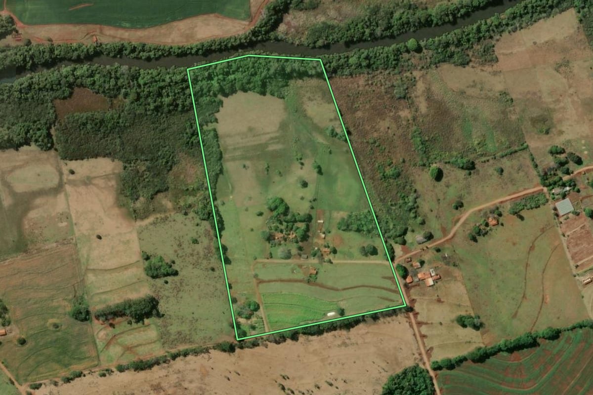 Imagem de satélite do imóvel rural em Águas de Santa Bárbara (SP), com o contorno declarado no CAR desenhado por cima.