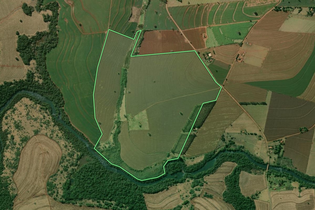 Imagem de satélite do imóvel rural em Águas de Santa Bárbara (SP), com o contorno declarado no CAR desenhado por cima.