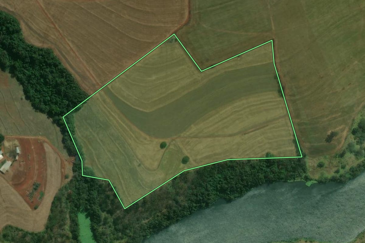 Imagem de satélite do imóvel rural em Águas de Santa Bárbara (SP), com o contorno declarado no CAR desenhado por cima.