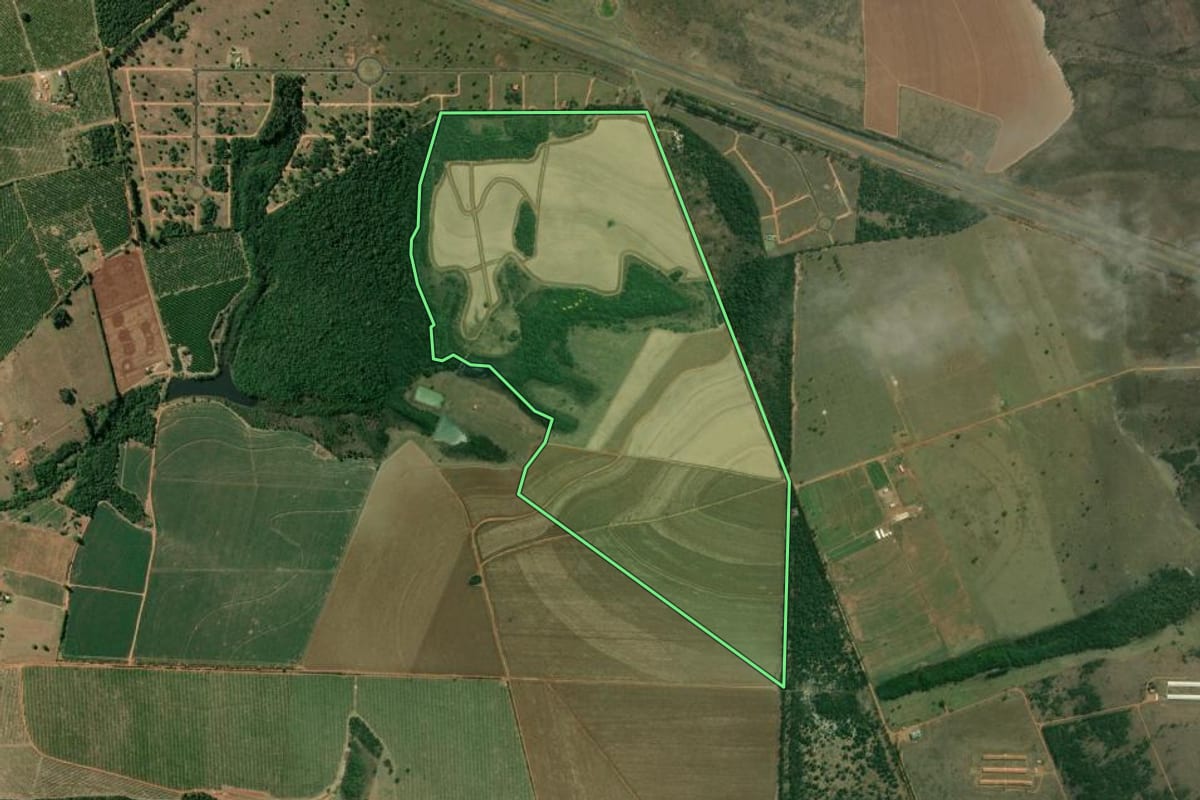 Imagem de satélite do imóvel rural em Águas de Santa Bárbara (SP), com o contorno declarado no CAR desenhado por cima.