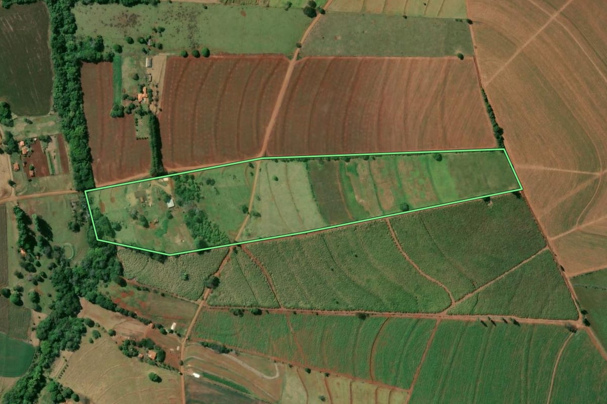 Imagem de satélite do imóvel rural em Águas de Santa Bárbara (SP), com o contorno declarado no CAR desenhado por cima.