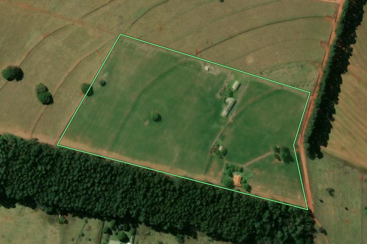 Imagem de satélite do imóvel rural em Águas de Santa Bárbara (SP), com o contorno declarado no CAR desenhado por cima.