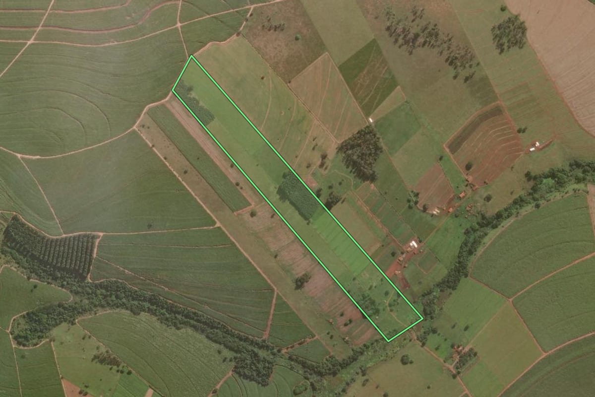 Imagem de satélite do imóvel rural em Águas de Santa Bárbara (SP), com o contorno declarado no CAR desenhado por cima.