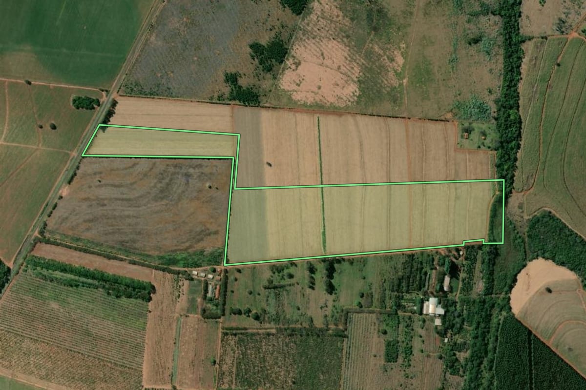 Imagem de satélite do imóvel rural em Águas de Santa Bárbara (SP), com o contorno declarado no CAR desenhado por cima.