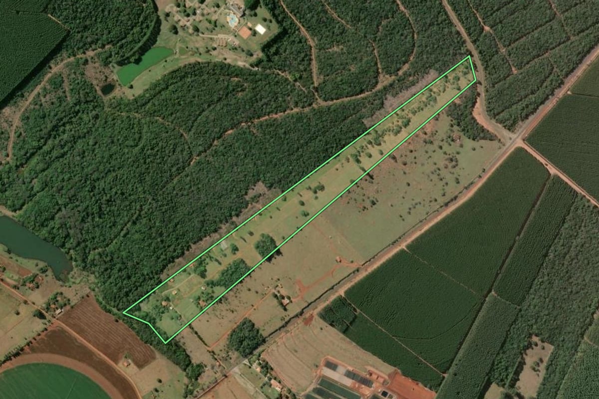 Imagem de satélite do imóvel rural em Águas de Santa Bárbara (SP), com o contorno declarado no CAR desenhado por cima.