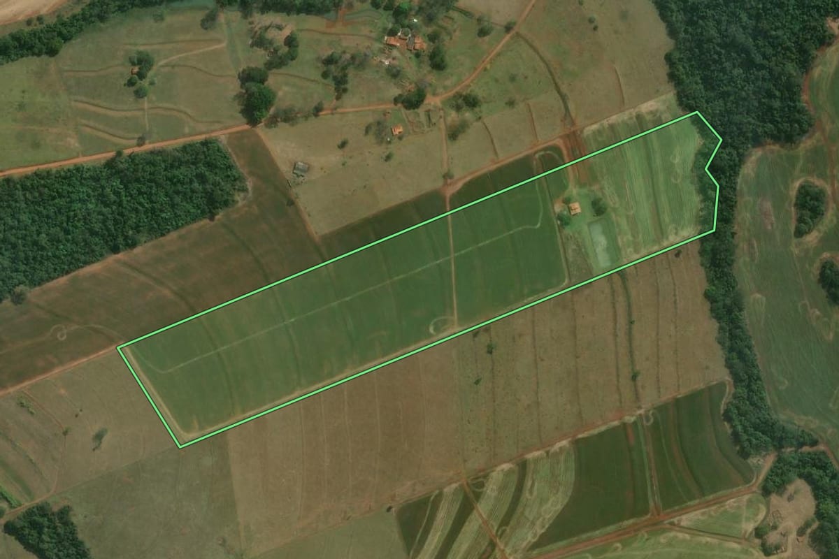 Imagem de satélite do imóvel rural em Águas de Santa Bárbara (SP), com o contorno declarado no CAR desenhado por cima.