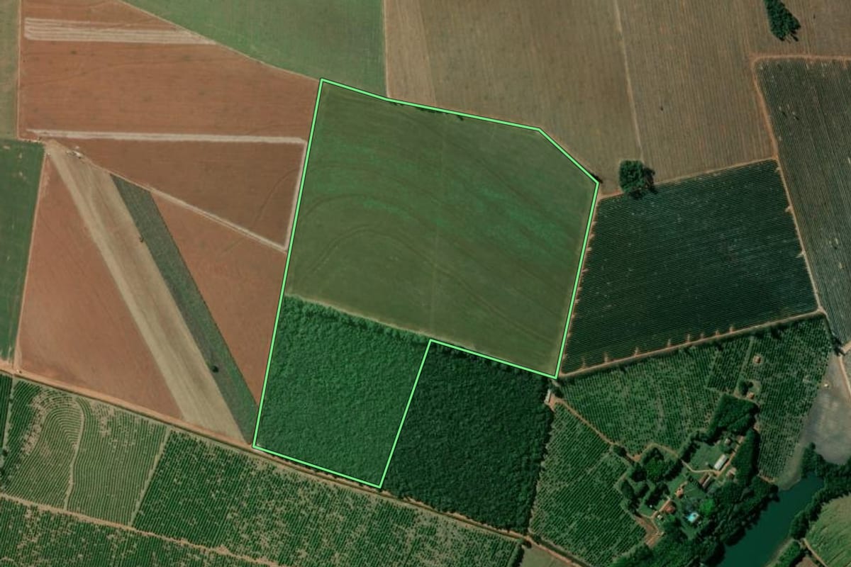 Imagem de satélite do imóvel rural em Águas de Santa Bárbara (SP), com o contorno declarado no CAR desenhado por cima.