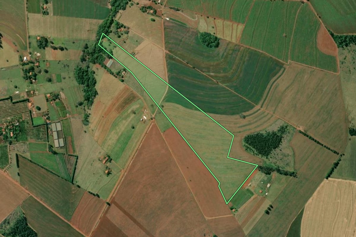 Imagem de satélite do imóvel rural em Águas de Santa Bárbara (SP), com o contorno declarado no CAR desenhado por cima.