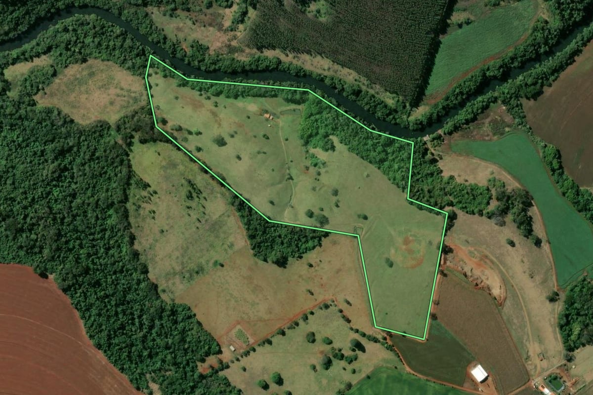 Imagem de satélite do imóvel rural em Águas de Santa Bárbara (SP), com o contorno declarado no CAR desenhado por cima.