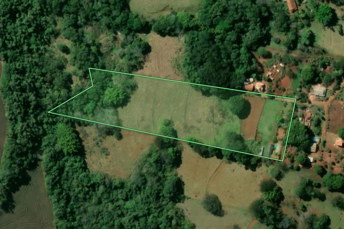 Imagem de satélite do imóvel rural em Águas de Santa Bárbara (SP), com o contorno declarado no CAR desenhado por cima.